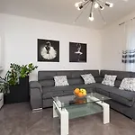 Apartament Nina *